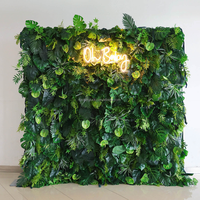 Panel de Fondo Verde y Floral MoKtong con Combinación de Rosas de Seda y Boj Artificial para Decoración de Escenarios y Salones de Eventos
