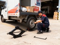 Cric à ciseaux de construction tout acier avec une poignée puissante en acier au carbone très résistant pour une durabilité Cric de voiture
