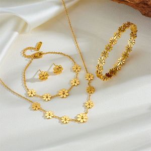 Conjunto de Joyería con Diseño de Flor de Margarita |   Collar, Pulsera, Aretes y Brazalete de Acero Inoxidable con Baño de Oro PVD de 18K, Hipoalergénicos e Impermeables - Product Image 1