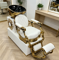 Station de lavage de cheveux de luxe moderne et esthétique, blanche, avec base dorée et lavabo intégré