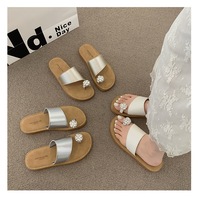 Sandales plates pour femmes, tongs à boucle perlée, chaussures de plage d'été, mules à strass, confortables et décontractées pour dames