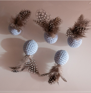 Balle interactive légère en fil doux au crochet avec plumes, herbe à chat et valériane, jouet à grincer pour chats d'intérieur - Product Image 5