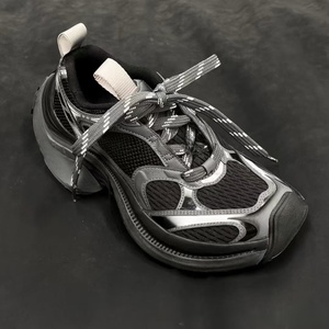 Zapatillas deportivas retro de diseñador francés para parejas, con parte superior de malla desgastada en negro y plateado, suela gruesa y estilo de caña alta. - Product Image 1
