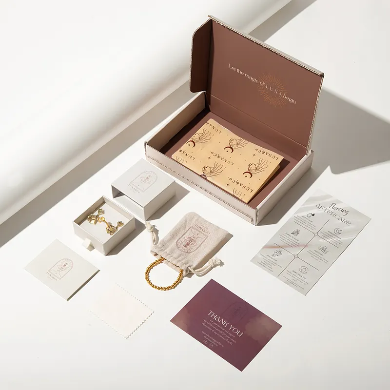 Boîte cadeau en papier ondulé personnalisée OEM couleur d'arrivée boîte à bijoux ensemble boîte d'emballage pour courrier d'expédition