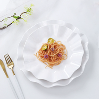 Assiette en céramique blanche moderne à motif floral irrégulier en forme de vague, plateau en porcelaine en forme de feuille de lotus, compatible lave-vaisselle et micro-ondes, vente en gros