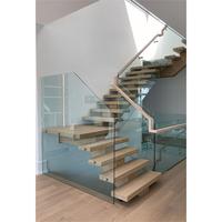 Escalier droit monodirectionnel noir DB Factory avec garde-corps en verre à entretoises, marches ouvertes en bois massif, pour intérieur