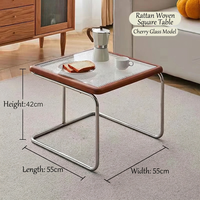 Ensemble de tables basses gigognes de style Mid-Century avec dessus en verre cannelé et en rotin tressé, structure métallique et finition noyer pour salon