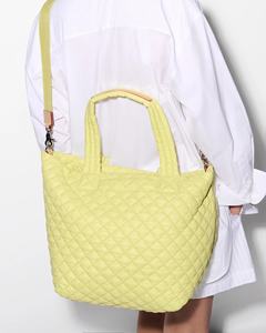 <span class=keywords><strong>Sac</strong></span> fourre-tout <span class=keywords><strong>en</strong></span> nylon uni <span class=keywords><strong>de</strong></span> grande capacité structuré avec bandoulière <span class=keywords><strong>en</strong></span> tissu éponge, fermeture éclair intérieure et plusieurs poches - Product Image 5