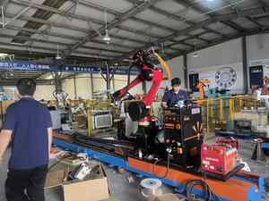 Robot de soudage industriel MIG500 à 6 axes sur rail - Product Image 5