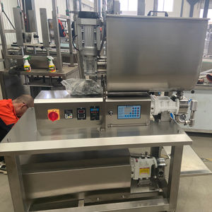 Machine de remplissage de gamme 10ML à 50L Machine de remplissage de bouteilles de pâte cosmétique verticale de crème de beauté de visage automatique avec pompe d'alimentation - Product Image 1