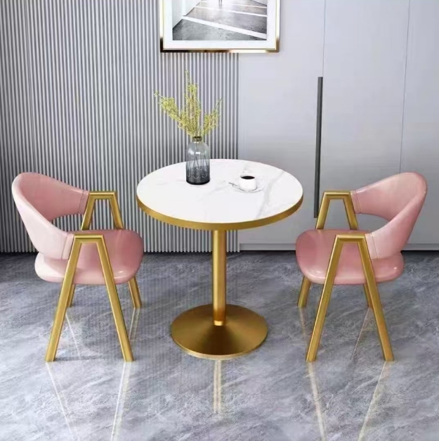 Tavolo rotondo in finta pietra bordata oro + sedie rosa