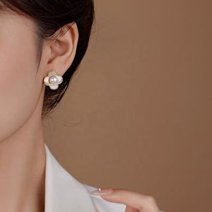 Boucles d'oreilles clous camélia rétro élégantes en cuivre et zircon, taille princesse, tiges argentées, design polyvalent et stylé pour femme, parfaites - Product Image 3