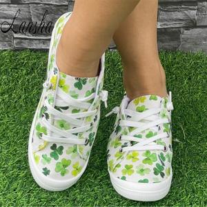 Vente en gros d'usine d'oeuf de pâques et de trèfle vert imprimé chaussures de marche confortables semelle plate super douce pour femmes chaussures en toile à lacets - Product Image 3