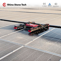 Robot de nettoyage de panneaux solaires, alimenté par batterie, machine de nettoyage de panneaux solaires pour l'entretien intensif des panneaux photovoltaïques des fermes solaires industrielles