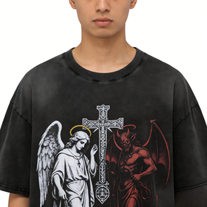 T-shirt oversize vintage lavata nera con grafica Angelo vs Diavolo, stile gotico streetwear, unisex, a maniche corte - Product Image 1