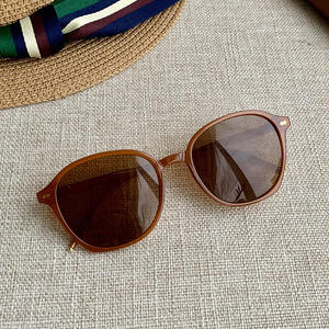 Lunettes de soleil ovales Qianai pour femme, monture gris translucide à paillettes noires, verres gris acrylique, protection UV 100%, style urbain tendance - Product Image 4