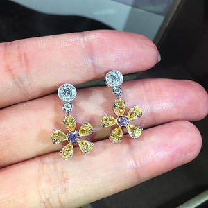 Boucles d'oreilles pendantes E1307 en forme de fleur jaune avec pierres jaunes taillées en poire et pierre centrale violette sertie griffe, bijoux de luxe pour femme - Product Image 4