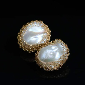 Pendientes de perlas barrocas envueltas en alambre de oro de 14 quilates, pendientes de perlas barrocas naturales hechos a mano para mujer - Product Image 3