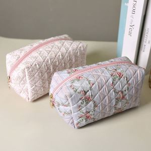 Sac de maquillage matelassé à petites fleurs, fabriqué en usine BSCI, sac de voyage pour soins de la peau, fermeture éclair, grande capacité, sac cosmétique portable et souple - Product Image 2