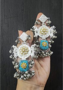 Pendientes Jhumka de Diseño en Dos Tonos con Pedrería de Primera Calidad y Detalles Tradicionales de Ghungroo, Joyería de Moda para Mujeres y Niñas - Product Image 5