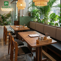 Ensemble de tables et chaises de restaurant commercial moderne personnalisable, avec plateau en pierre frittée, structure en bois et métal, et banquette de café