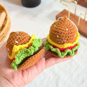 ของเล่นตุ๊กตาถักโครเชต์ทำมือ รูปทรงอาหารเสมือนจริง ตุ๊กตาอามิกุมิ แฮมเบอร์เกอร์ ของที่ระลึกแบบพวงกุญแจ 3 มิติ - Product Image 1