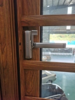 Ventanas abatibles térmicas de aluminio, mosquitera y barra de seguridad de acero inoxidable