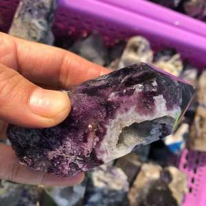 برج من الكريستال الأرجواني المنحوت عالي الجودة بسعر خاص زهيد مع الجيود للديكور المنزلي - Product Image 5