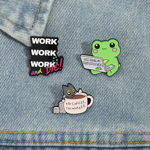 Spilla smaltata 'Work Work Work and Die' con rana che esegue compiti stravaganti, distintivo divertente, spilla da bavero, gioiello con gatto e caffè, regalo, vendita all'ingrosso - Product Image 1