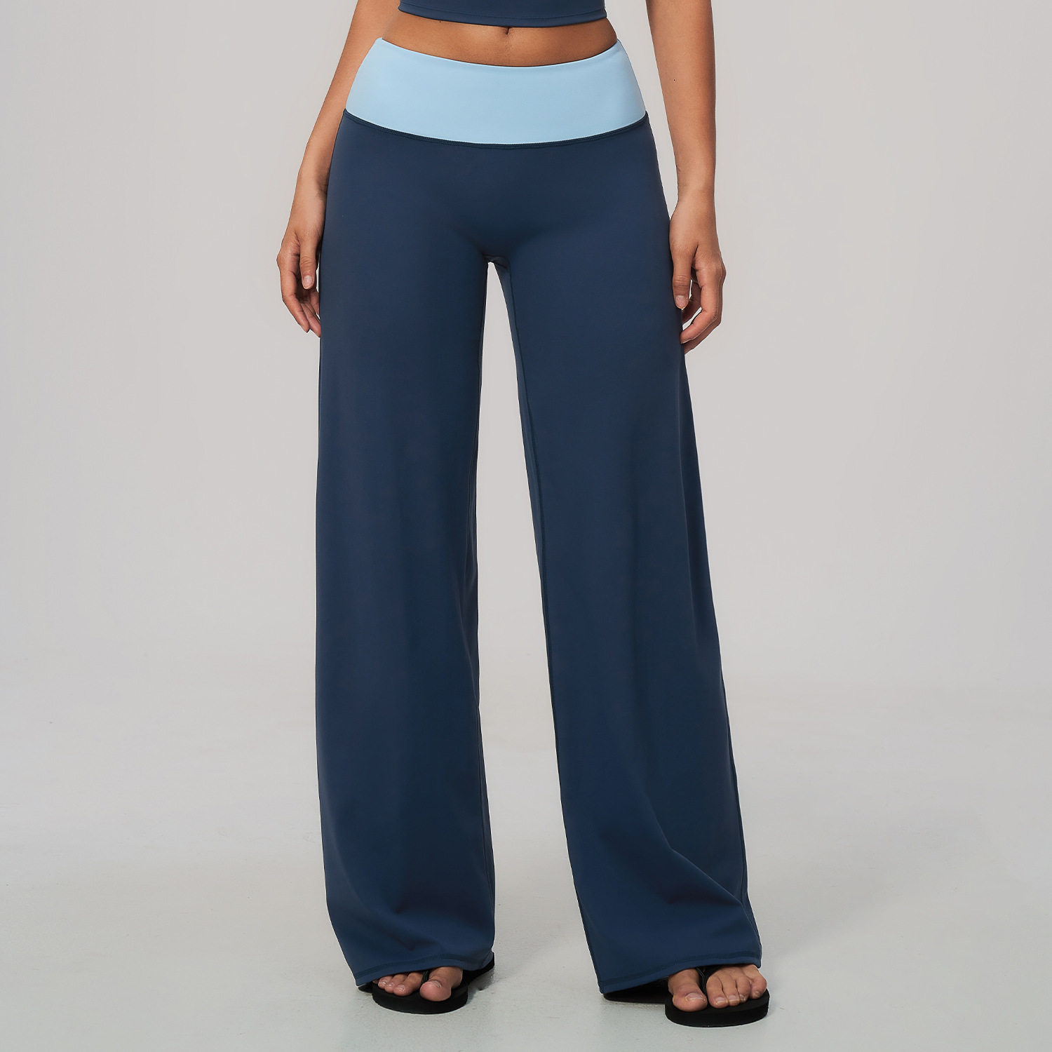 Le turquoise foncé rencontre le pantalon bleu clair
