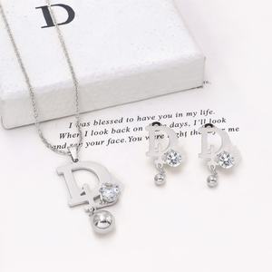 Ensemble de boucles <span class=keywords><strong>d</strong></span>'oreilles et de <span class=keywords><strong>collier</strong></span> de luxe, design tendance et unique, plaqué <span class=keywords><strong>or</strong></span> 18 carats, acier inoxydable, ensemble de bijoux pour femmes - Product Image 4