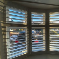 Volets Horizontaux Intérieurs Modernes Directs d'Usine 89mm en Plastique Imitation Bois Peints Légers Réglables Durables Faciles à Installer