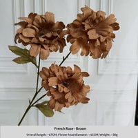 Karamelkleurige zijden kunstbloemen, rijke bruinrode tint, perfect voor bruiloften, evenementen, buitenfotografie, kunstmatig bladwerk