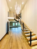 Escaliers intérieurs modernes en bois massif avec garde-corps en acier/câble durable et marches en chêne
