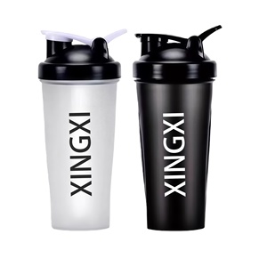 OEM&ODM プラスチック製スポーツウォーターボトル BPAフリー 20オンス 液漏れ防止 ポータブル ジム カスタムロゴ プロテインシェイカーボトル ミキサーボール付き - Product Image 1