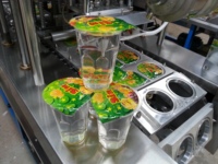Petite machine automatique de cachetage de nourriture de boisson à moteur électrique pour les produits chimiques de lait de glace de jus d'eau minérale-tasse en plastique