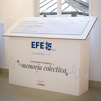 Table d'affichage pliable personnalisée en carton ondulé léger et écologique pour centres commerciaux et bureaux d'information