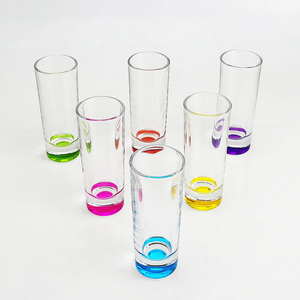 Fábrica al por mayor 65ML (2,5 OZ) Vasos de chupito rociados de fondo grueso para <span class=keywords><strong>Vodka</strong></span> Vasos de chupito coloridos Vaso de chupito de arco iris - Product Image 1
