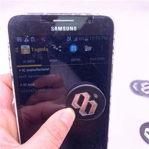 Étiquette de vêtement en silicone NFC personnalisable et lavable populaire 2025 avec puce NFC Tag424 - Product Image 6