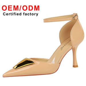 Vendita calda <span class=keywords><strong>scarpe</strong></span> a spillo in pelle verniciata a spillo da donna con tacco alto da 8cm con fibbia cava in metallo Club con tacco alto lucido - Product Image 3