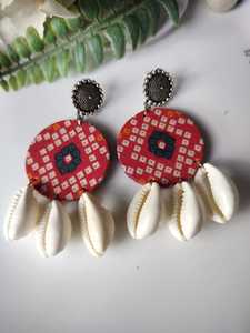 Boucles d'oreilles rondes modernes faites à la main en tissu ethnique avec pièces de monnaie Danglers légers artisanat en métal nouvellement arrivé à vendre - Product Image 5