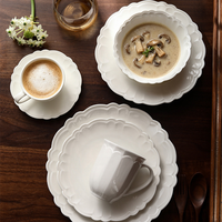 Nouvelles assiettes à dîner en céramique blanches élégantes en forme de pétales, ensemble de bols et assiettes à pain en porcelaine florales pour diverses occasions