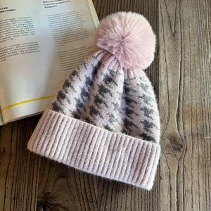 Vente en gros <span class=keywords><strong>pas</strong></span> <span class=keywords><strong>cher</strong></span> prix Pom Pom Beanie chapeaux casquette d'hiver sur mesure avec impression de haute qualité pour la scène de plage - Product Image 4