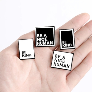 Broches en émail personnalisées, broches noires et blanches, sac de chemise à revers, unique, Badge naturel, bijoux cadeau pour amis, 50 pièces - Product Image 1