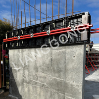 Système de coffrage en plastique réutilisable, conception modulaire pour le coulage de murs et de colonnes en béton sur chantier