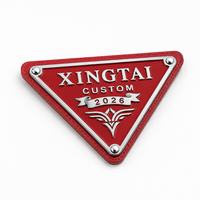 Étiquette de marque en métal alliage de zinc triangulaire avec support en cuir rouge vif de luxe pour vêtements et sacs, étiquette métallique personnalisée