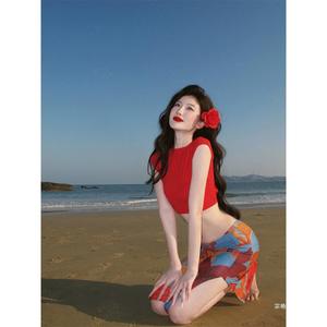 Conjunto de dos piezas para mujer: falda midi estampada de playa con abertura y camiseta sin mangas con espalda descubierta, ideal para uso casual de verano. - Product Image 1