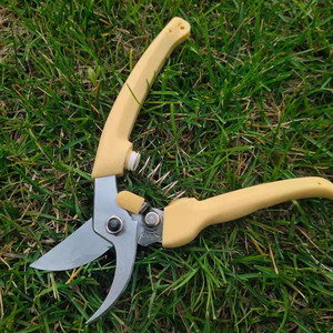 Sécateur Nongyou 130A en acier inoxydable avec poignée jaune, outils de taille pour arbres et fleurs de jardin, fabriqué à Taïwan - Product Image 4