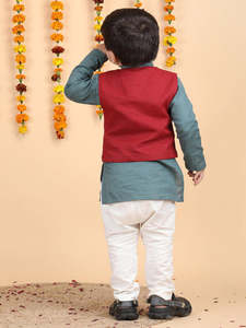 Petit garçon en tenue traditionnelle indienne vue de dos, debout avec des guirlandes florales, fond festif, portrait culturel - Product Image 2