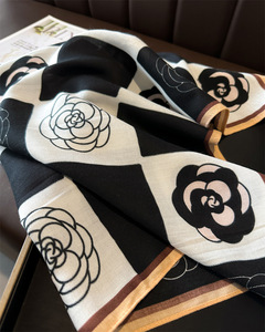 Elegante sciarpa floreale in bianco e nero per <span class=keywords><strong>donna</strong></span> sciarpa quadrata con stampa floreale bandane 65*65cm supporto modello personalizzato - Product Image 4